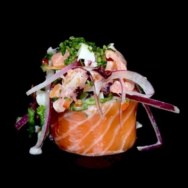 Relleno Y Envoltura A Elección, Coronado Con Ceviche De Salmón